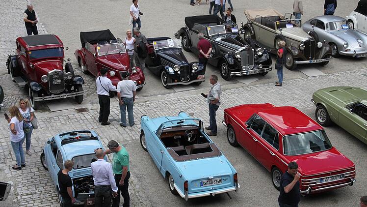 Edles Blech in geschichtsträchtiger Umgebung: Im Schönen Hof der Plassenburg sind am Samstag zahlreiche Oldtimer zu sehen.