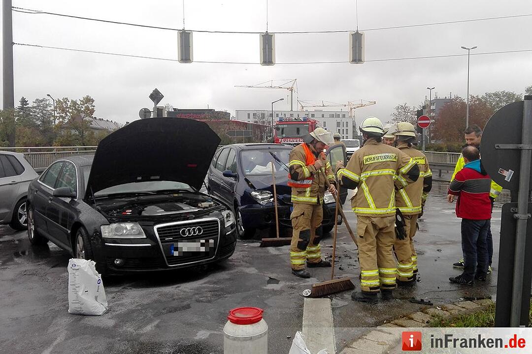 Kollision nach mutmaßlichem Rotlichtverstoß – Eine Person schwer verletzt