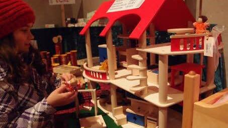 Fasziniert waren die Kinder vom vielfältigen Angebot an Spielwaren - überwiegend aus Holz - die von verschiedenen Werkstätten angefertigt werden. Foto: Anton Then