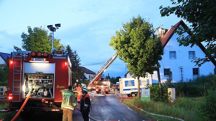 Der Schaden im Haus ist gravierend. Große Teile der Stromleitungen und Elektronik dürften durch die enorme Spannungsüberlastung zerstört oder zumindest schwer in Mitleidenschaft gezogen worden sein. Immerhin blieb es nur bei Sachschaden. Denn verletzt wurde glücklicherweise niemand. Foto: NEWS5 / Merzbach