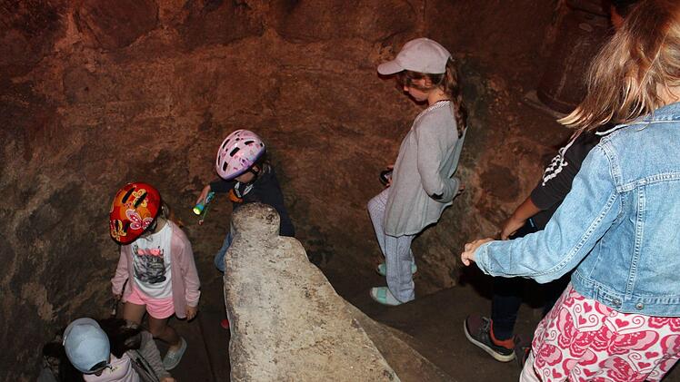 Eine steile, enge Wendeltreppe führte die Kinder hinab in Eberns Katakomben.