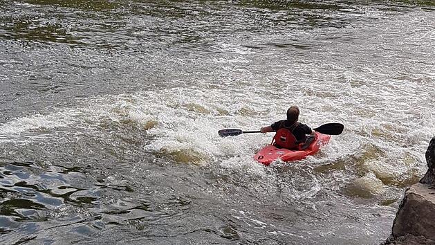 Kanufahrer w&auml;hrend einer Rundfahrt des Rudervereins Lichtenfels am Bamberger Wehr Sebastian Greger
