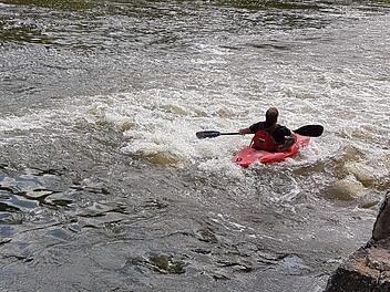 Kanufahrer während einer Rundfahrt des Rudervereins Lichtenfels am Bamberger Wehr Sebastian Greger