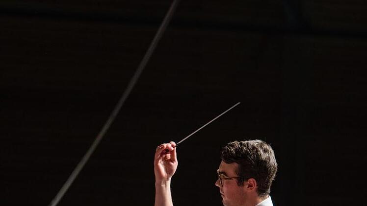 Gabriel Möbus gab sein überzeugendes Debüt als Dirigent beim Musikverein Rödental.Foto: Vincent Kaibarta