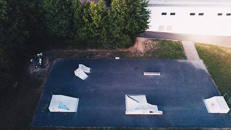 Für ihr Alter noch gut in Schuss: die Skate-Anlage in Oerlenbach. Teile sollten allerdings bald saniert werden, meinen die Jugendlichen. Die hätten am liebsten noch ein paar Elemente mehr und dazu ein multifunktionelles Sportfeld daneben. Foto: Maximilian Müller
