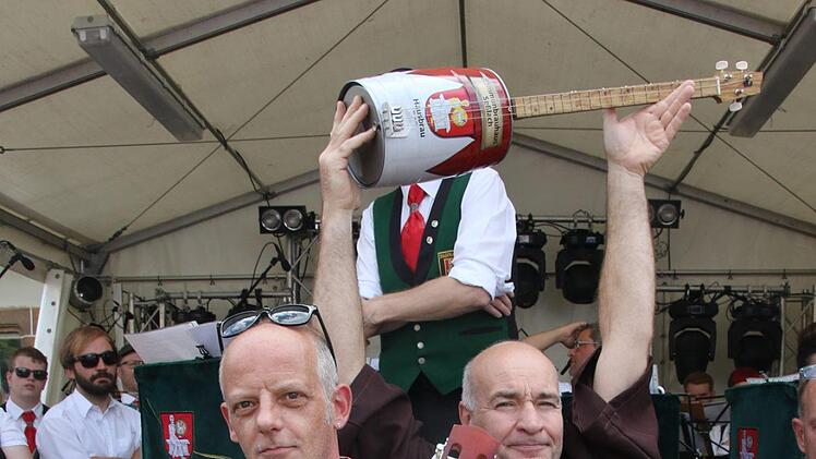 Frank Hebig und seine selbst gebaute Gitarre Foto: Michael Stelzner