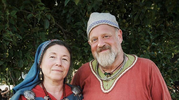 Der Perlendreher und seine Frau: Margit Lösch trägt eine  finnische Eura Tracht, Peter Lösch kommt als  Gotländer daher. Lösch