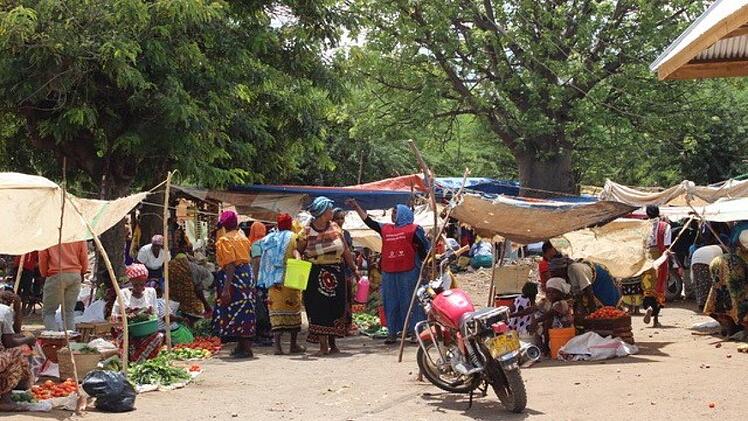Markttag in Kahe: Auf einem afrikanischen Markt geht es bunt und wuselig zu, wie Jacqueline Sommer erzählt.