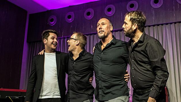 Simon Oslender (links) beeindruckte mit seiner Band das Publikum bei "Leise am Markt" in Coburg.Foto: Jochen Berger