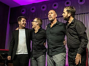 Simon Oslender (links) beeindruckte mit seiner Band das Publikum bei "Leise am Markt" in Coburg.Foto: Jochen Berger