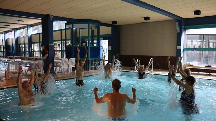 Die Sportgruppe des Vital-Sport-Vereins Coburg bei der w&ouml;chentlichen Flachwassergymnastik im Aquaria