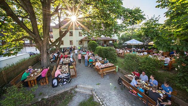 Weiher: Brauerei muss sonntags fr&uuml;h schlie&szlig;en - Biergarten sucht "h&auml;nderingend" Mitarbeiter