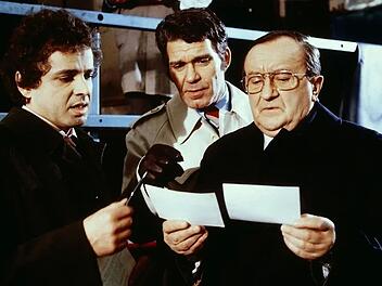 Siegfried Lowitz (rechts) spielte ab 1977 in 100 Folgen den ersten "Alten", Kriminalhauptkommissar Erwin K&ouml;ster. An seiner Seite: seine Assistenten Gerd Heymann (Michael Ande, links) und Martin Brenner (Jan Hendriks).