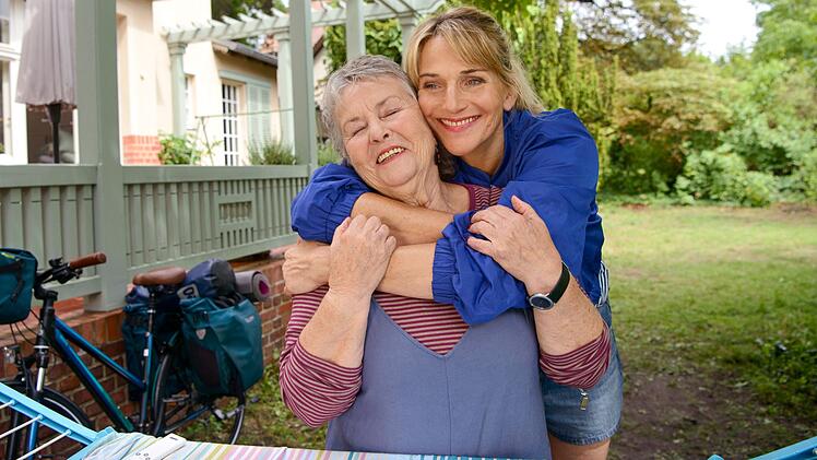 Roswitha Wing (Petra Kelling, links) freut sich &uuml;ber Nora Kaminskis (Tanja Wedhorn) R&uuml;ckkehr.