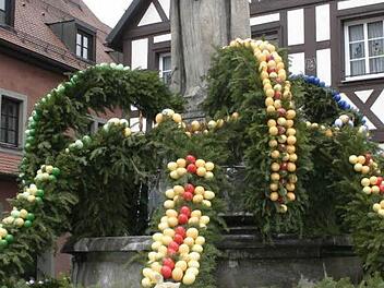 Der Elisabethenbrunnen am Marktplatz von Pottenstein Foto: Löwisch