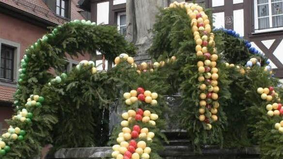 Der Elisabethenbrunnen am Marktplatz von Pottenstein Foto: Löwisch