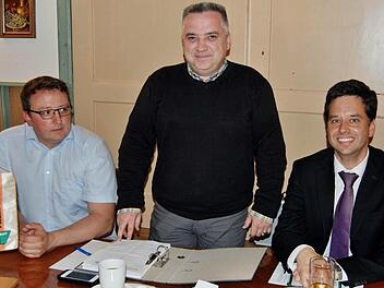 Der neue Ortsvorsitzende der Freien Wähler Bad Kissingen, Kaufmann Ralph Kiesel (45, Mitte) aus Kleinbrach, mit seinem "Personenschutz" aus Garitz, Kriminalkommissar Andreas Kaiser (42, links) und Rechtsanwalt Florian Arand (40).  Foto: Sigismund von Dobschütz