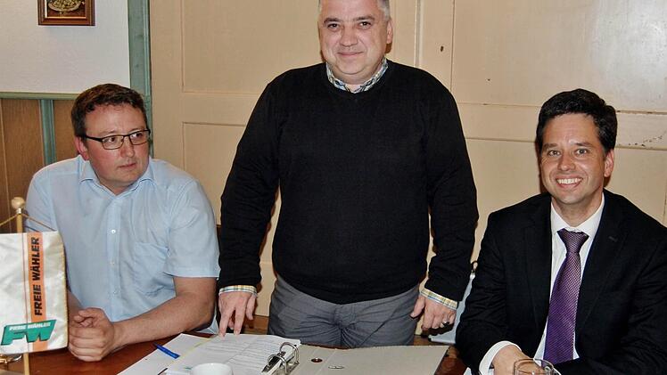 Der neue Ortsvorsitzende der Freien Wähler Bad Kissingen, Kaufmann Ralph Kiesel (45, Mitte) aus Kleinbrach, mit seinem "Personenschutz" aus Garitz, Kriminalkommissar Andreas Kaiser (42, links) und Rechtsanwalt Florian Arand (40).  Foto: Sigismund von Dobschütz