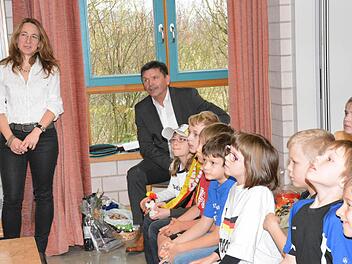 Die neuen Leiter der Grundschule Burgpreppach, Stellvertreterin Silke Feulner und Schulleiter Alois Brandl, hören aufmerksam den Vorführungen der Kinder zu.  Foto: Schmidt
