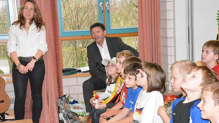 Die neuen Leiter der Grundschule Burgpreppach, Stellvertreterin Silke Feulner und Schulleiter Alois Brandl, hören aufmerksam den Vorführungen der Kinder zu.  Foto: Schmidt