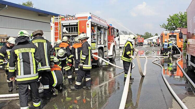 Zehn Feuerwehren beteiligten sich an der Großübung in Aschbach. Fotos: Evi Seeger