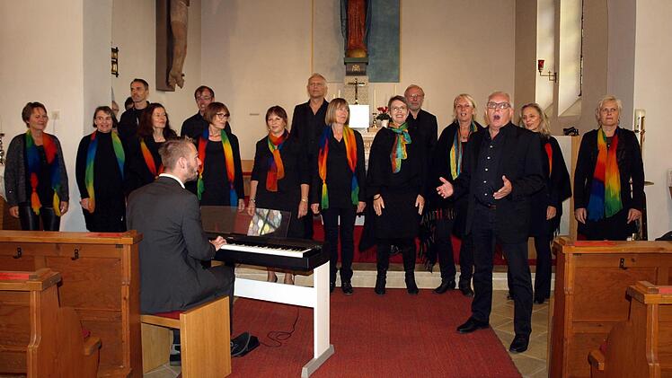 Der Gospelchor "Rainbow" mit dem Chorleiter Peter Cervenec an der Orgel und dem Solisten Engelbert Reisser (vorne re), der aus der Vorderen Schnaid stammt. Foto: Susanne Deuerling