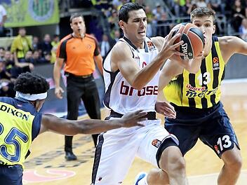 Nikos Zisis (mit Ball), der selbst schon das Trikot von Fenerbahce trug, lässt im Hinspiel Bobby Dixon und Bogdan Bogdanovic stehen. Foto: dpa
