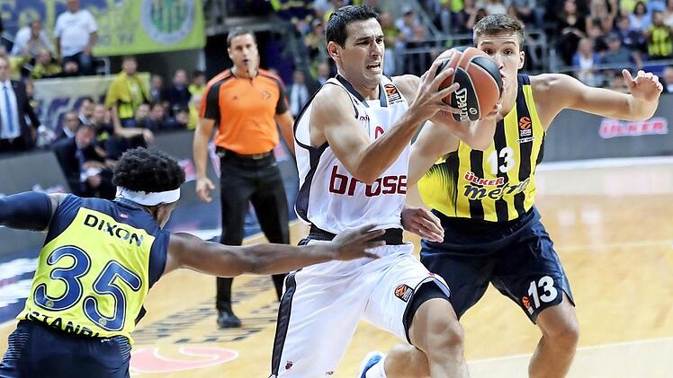 Nikos Zisis (mit Ball), der selbst schon das Trikot von Fenerbahce trug, lässt im Hinspiel Bobby Dixon und Bogdan Bogdanovic stehen. Foto: dpa