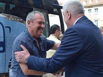 Feuerwehrmann Stephan Coesens aus Oudenaarde besucht regelmäßig die Partnerstadt Coburg. Hier wird er von Oberbürgermeister Norbert Tessmer herzlich begrüßt. Foto: Daniela Pondelicek