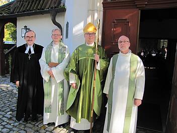 Die Geistlichkeit formiert sich vor dem Festgottesdienst zum Einzug indie St.-Nikolas-Kapelle. Von links: Dekan Andreas Kleefeld, Pfarrer HansJürgen Pöschl, Bischof Matthias Ring und Pfarrer Niki Schönherr. Foto:Martin Koch