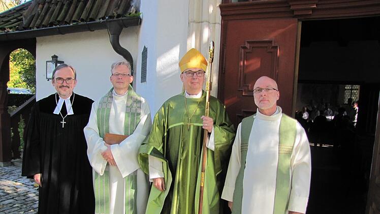 Die Geistlichkeit formiert sich vor dem Festgottesdienst zum Einzug indie St.-Nikolas-Kapelle. Von links: Dekan Andreas Kleefeld, Pfarrer HansJürgen Pöschl, Bischof Matthias Ring und Pfarrer Niki Schönherr. Foto:Martin Koch