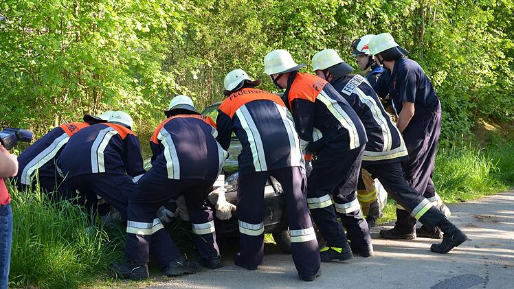 Guter Rat teuer: dieses beim Wegparken im Graben gelandete Fahrzeug musste in Gemeinschaftsarbeit entfernt werden, um an die Unfallstelle zu gelangen - was für Stau bei den Einsatzfahrzeugen führte. Foto: Jana Keul