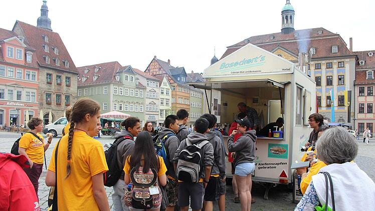 Die erste "Sehenswürdigkeit" für die amerikanischen Gäste: der Bratwurststand auf dem Marktplatz. Foto: Ulrike Nauer
