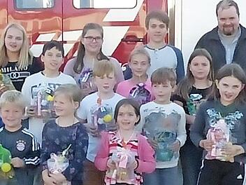 Die Kinder erhielten tolle Preise. Mit im Bild (von links) Zweiter Vorsitzender Jürgen Schultheiß, Bürgermeister Roland Wolfrum und Kinderbetreuerin Sandra Hübner sowie (hinten, rechts) Vorsitzender Andreas Dremer Foto: Klaus-Peter Wulf