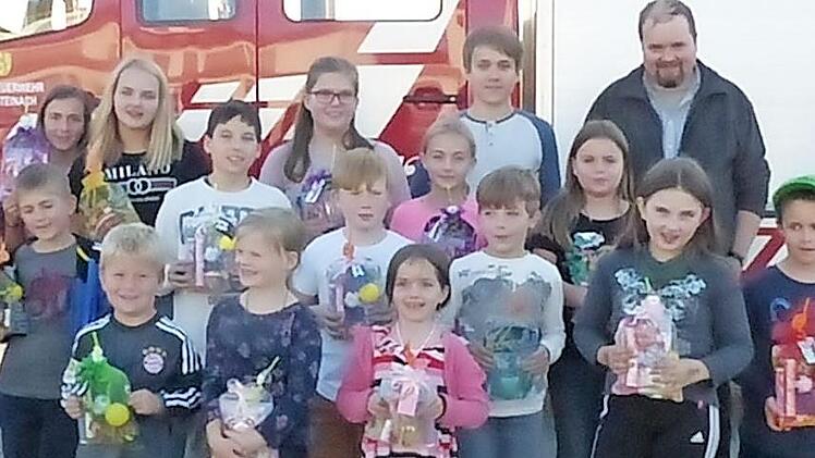 Die Kinder erhielten tolle Preise. Mit im Bild (von links) Zweiter Vorsitzender Jürgen Schultheiß, Bürgermeister Roland Wolfrum und Kinderbetreuerin Sandra Hübner sowie (hinten, rechts) Vorsitzender Andreas Dremer Foto: Klaus-Peter Wulf