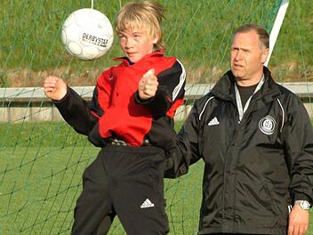 Insgesamt 450 talentierte Jungs und Mädels hat Peter Rückel in den DFB-Stützpunkten betreut, hier ein Bild vom Kopfball-Pendeltraining 2005.Archiv/Gunther Fink