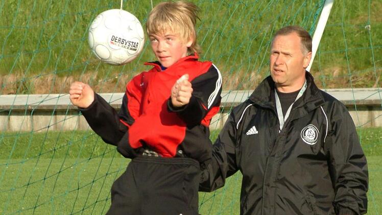 Insgesamt 450 talentierte Jungs und Mädels hat Peter Rückel in den DFB-Stützpunkten betreut, hier ein Bild vom Kopfball-Pendeltraining 2005.Archiv/Gunther Fink