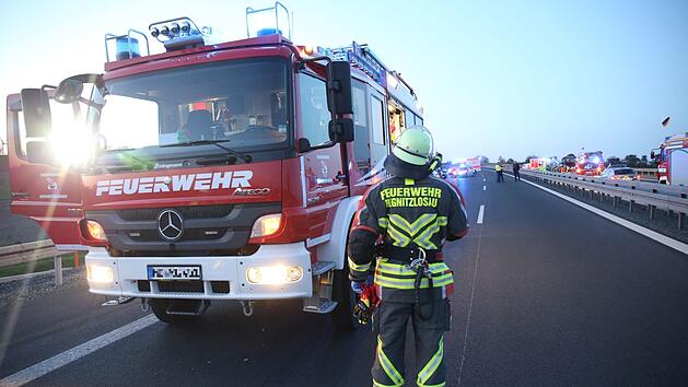 Auf der A9/Nürnberg brannte am Donnerstag ein Ford Galaxy komplett aus - Grund ist wohl ein technischer Defekt. Symbolfoto: NEWS5 / Goppelt