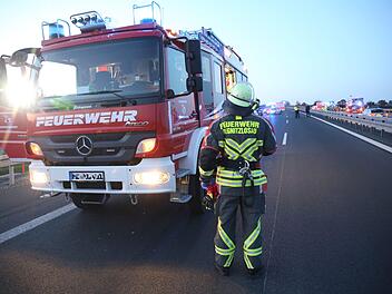 Auf der A9/Nürnberg brannte am Donnerstag ein Ford Galaxy komplett aus - Grund ist wohl ein technischer Defekt. Symbolfoto: NEWS5 / Goppelt