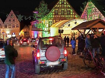 Viel Trubel beim Lebendigen Adventskalender: Das Miteinander von Autos und Fußgängern erfordert dort Rücksichtnahme und Vorsicht von beiden Seiten.  Foto: Birgit Jentsch