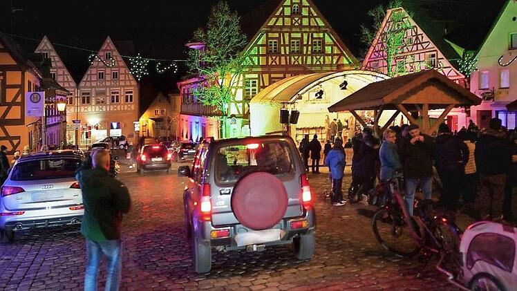 Viel Trubel beim Lebendigen Adventskalender: Das Miteinander von Autos und Fußgängern erfordert dort Rücksichtnahme und Vorsicht von beiden Seiten.  Foto: Birgit Jentsch