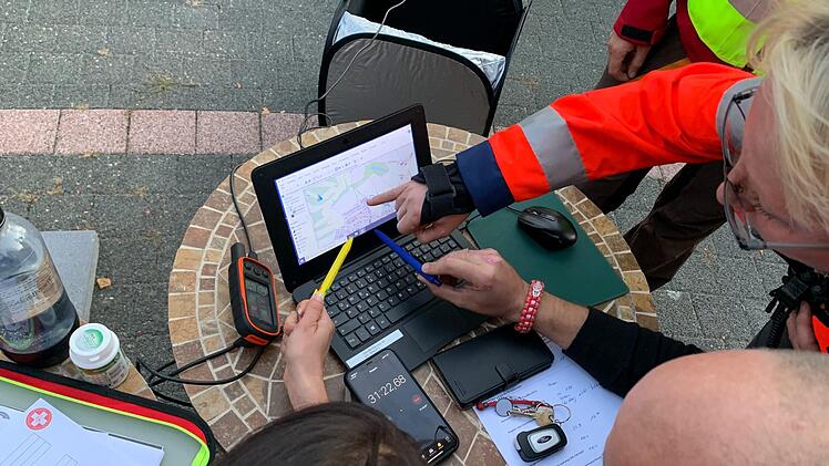 Durch GPS-Halsbänder kann genau nachvollzogen werden, wo die Hunde bereits nach den vermissten Personen gesucht haben.