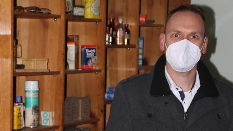 Oberthulbas Bürgermeister Mario Götz im Innern des Hauses, im ehemaligen Dorfladen. Foto: Hilmar Ruppert