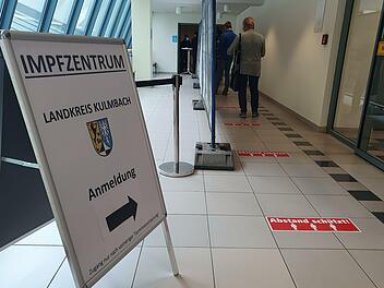 Groß ist die Nachfrage in den vergangenen Tagen im Impfzentrum Kulmbach. Unser Foto zeigt noch den Eingangsbereich des Impfzentrums im vierten Fritz-Geschoss, mittlerweile ist das Impfzentrum in das Erdgeschoss des Einkaufszentrum umgezogen. Foto: Archiv/Christine Fischer
