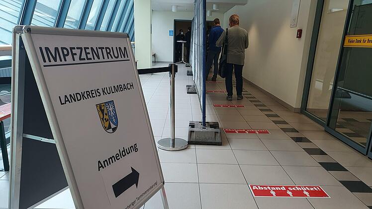 Groß ist die Nachfrage in den vergangenen Tagen im Impfzentrum Kulmbach. Unser Foto zeigt noch den Eingangsbereich des Impfzentrums im vierten Fritz-Geschoss, mittlerweile ist das Impfzentrum in das Erdgeschoss des Einkaufszentrum umgezogen. Foto: Archiv/Christine Fischer