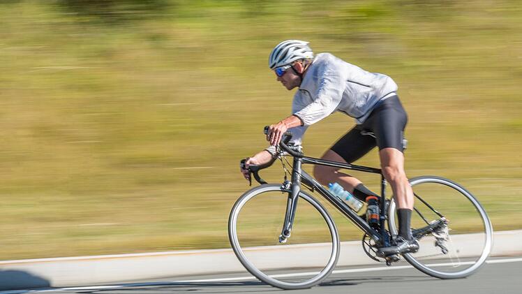 Radfahrer nach Unfall im Kreis Forchheim in Krankenhaus geflogen