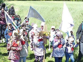 Die Kinder bei der Wallfahrt.