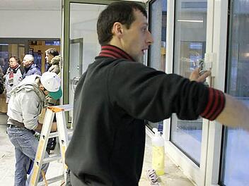 Die Fensterputzer waren schon da, eine weitere Pzukolonne sorgt übers Wochenende dafür, dass die Kleintierzüchter ab Montag ihre Ausstellung vorbereiten können.  Foto: Ralf Kestel