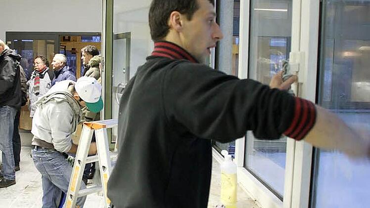 Die Fensterputzer waren schon da, eine weitere Pzukolonne sorgt übers Wochenende dafür, dass die Kleintierzüchter ab Montag ihre Ausstellung vorbereiten können.  Foto: Ralf Kestel