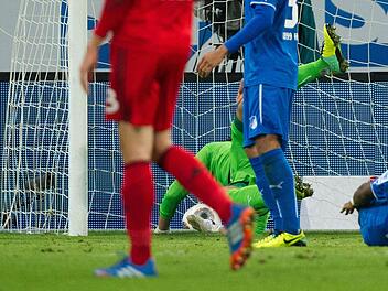Leverkusens Stefan Kießling (nicht im Bild) erzielt das Phantom-Tor zum 0:2 gegen Hoffenheims Torwart Koen Casteels.  Foto: Uwe Anspach/dpa